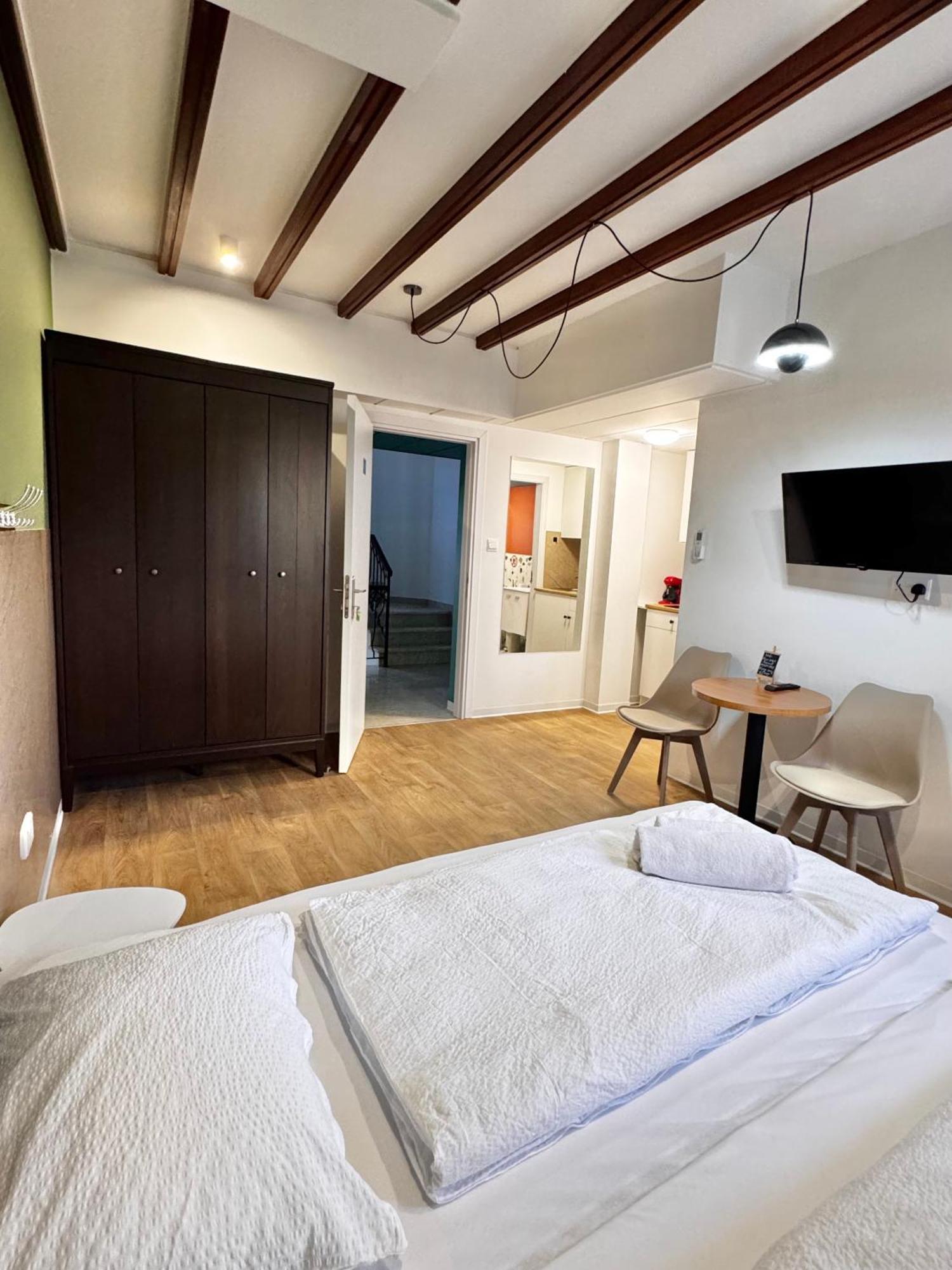 Modern 4 Private Kitchenette And Bathroom Appartement
